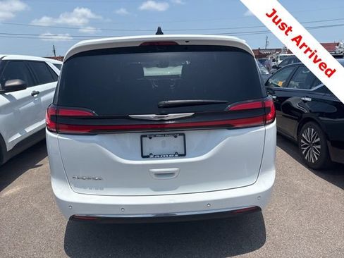 Used 2025 Chrysler Pacifica Select FWD image 11