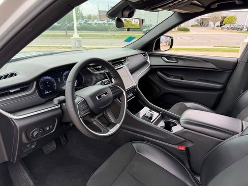 Used 2025 Jeep Grand Cherokee Altitude image 11