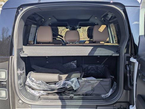 New 2026 Land Rover Defender 110 X-Dynamic SE image 28