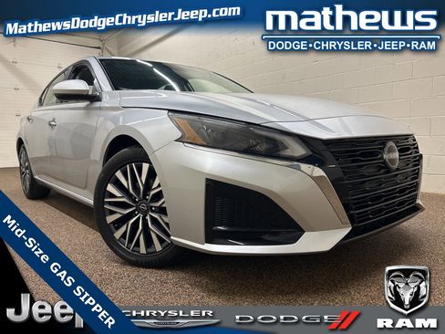 Used 2023 Nissan Altima 2.5 SV image 1