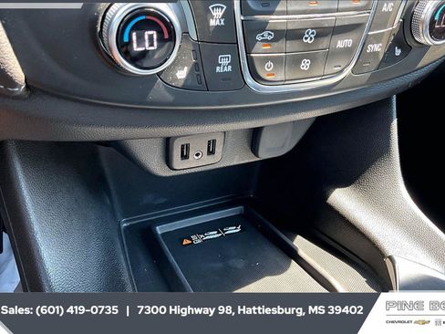 Used 2023 Chevrolet Traverse LT FWD image 23