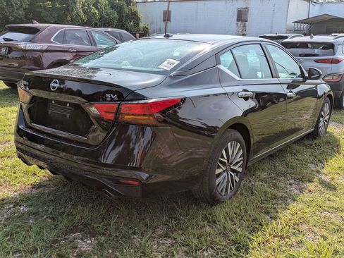 Used 2023 Nissan Altima 2.5 SV w/ SV Premium Package FWD image 4