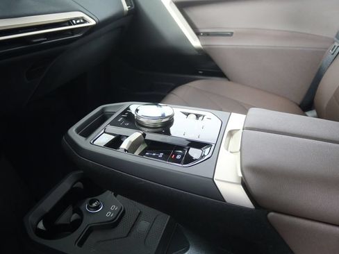 Used 2024 BMW iX xDrive50 w/ Premium Package AWD/4WD image 25
