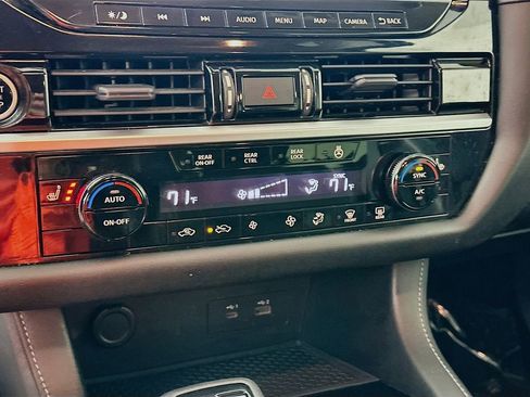 Used 2022 Nissan Pathfinder SL w/ SL Black Package image 23