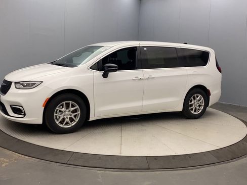 New 2026 Chrysler Pacifica Select FWD image 9