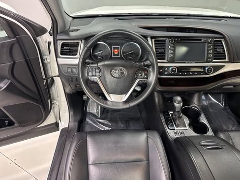 Used 2019 Toyota Highlander XLE image 17