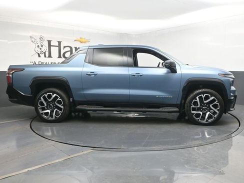 Used 2025 Chevrolet Silverado EV RST AWD/4WD image 43