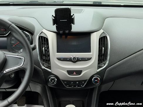 Used 2017 Chevrolet Cruze LS FWD image 17