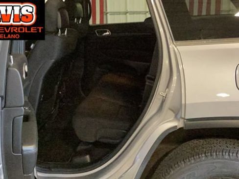 Used 2018 Jeep Grand Cherokee Laredo AWD/4WD image 9