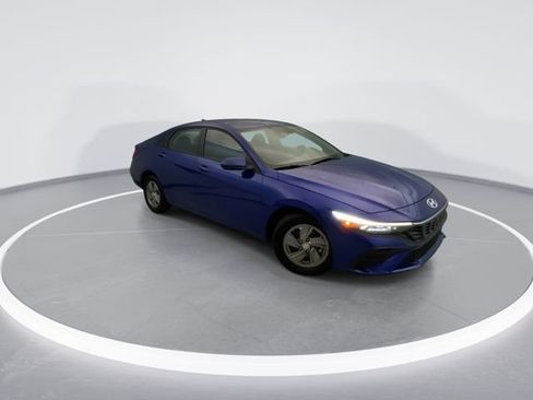 Used 2025 Hyundai Elantra SE FWD image 8
