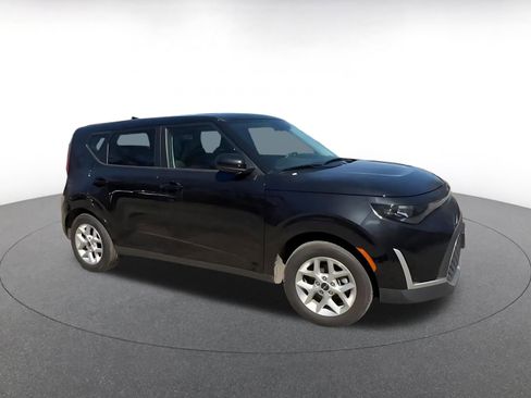 Used 2025 Kia Soul LX w/ LX Technology Package image 2