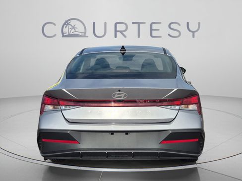Certified 2025 Hyundai Elantra SE FWD image 4
