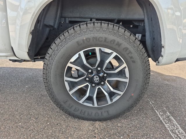 Used 2021 Toyota Tacoma TRD Sport w/ Technology Package AWD/4WD image 8