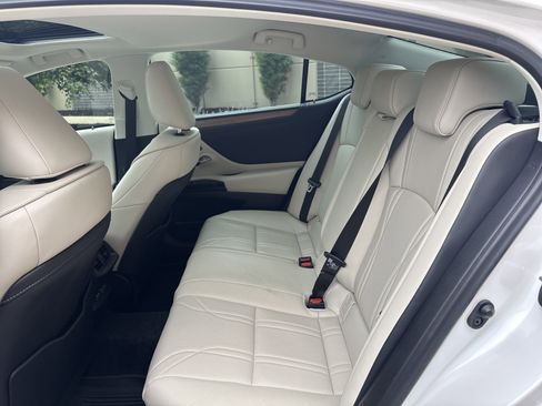 Used 2024 Lexus ES 300h w/ Accessory Package (Z2) FWD image 31
