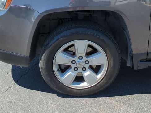Used 2017 Jeep Compass Latitude FWD image 11