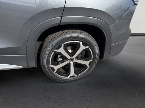 New 2026 Volkswagen Tiguan SE FWD image 9