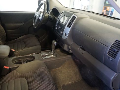 Used 2015 Nissan Frontier SV w/ SV Value Truck Package AWD/4WD image 9
