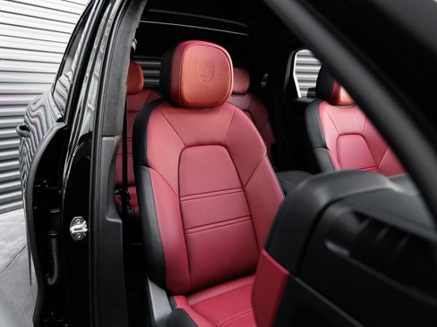 Certified 2026 Porsche Cayenne GTS AWD/4WD image 38