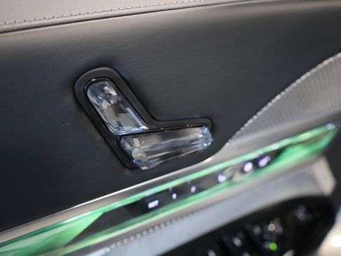 Used 2023 BMW 760i xDrive w/ Executive Package image 17