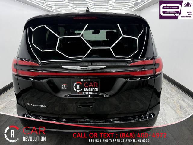Used 2024 Chrysler Pacifica Touring-L FWD image 5