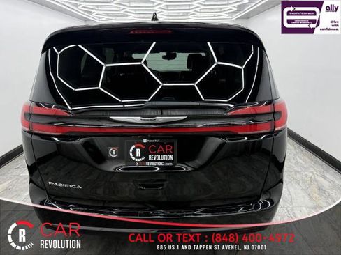 Used 2024 Chrysler Pacifica Touring-L FWD image 5