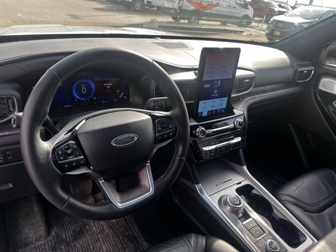 Used 2024 Ford Explorer Platinum w/ Technology Package image 5