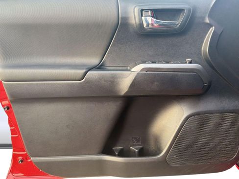 Used 2018 Toyota Tacoma TRD Sport w/ Technology Package image 20