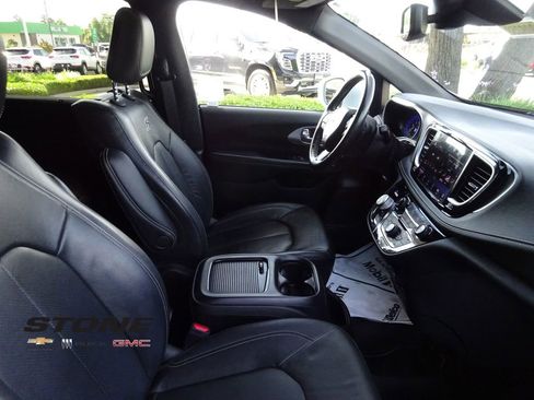 Used 2021 Chrysler Pacifica Touring-L w/ Uconnect Theater Family Group image 16