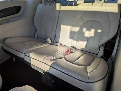 Used 2017 Chrysler Pacifica Platinum image 19