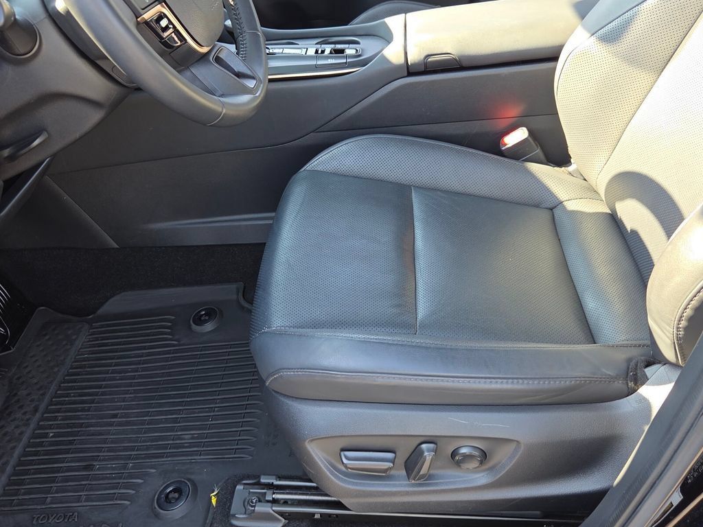 Used 2023 Toyota Crown AWD/4WD image 5