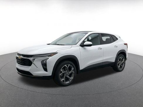 Used 2025 Chevrolet Trax LT w/ LT Convenience Package FWD image 3