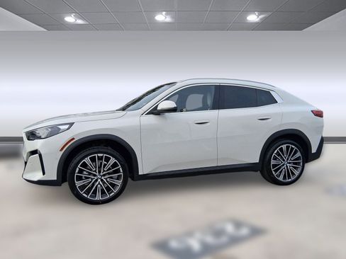 Used 2026 BMW X2 xDrive28i w/ Technology Package AWD/4WD image 2