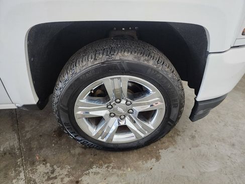 Used 2018 Chevrolet Silverado 1500 Custom w/ Custom Value Package AWD/4WD image 38