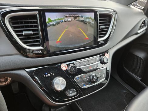 Used 2025 Chrysler Pacifica Select FWD image 27