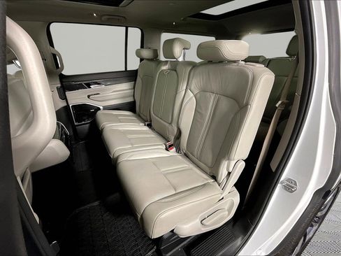 Used 2022 Jeep Wagoneer Series III w/ Premium Group I AWD/4WD image 22