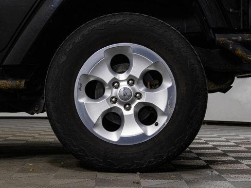 Used 2015 Jeep Wrangler Unlimited Sahara w/ Connectivity Group image 39