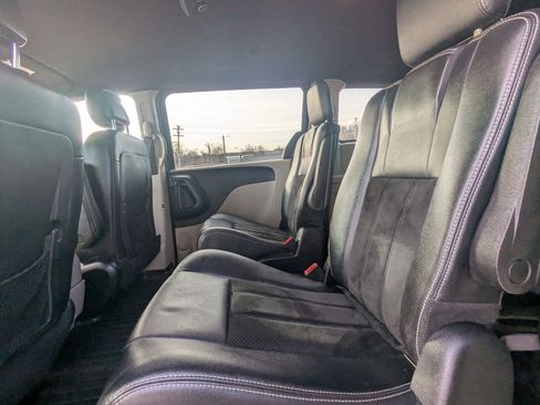 Used 2017 Dodge Grand Caravan SXT image 11