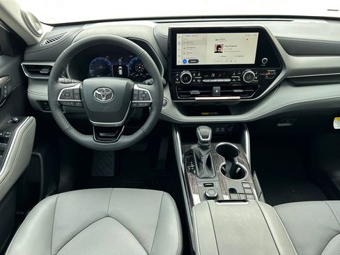 Used 2026 Toyota Highlander Limited image 19