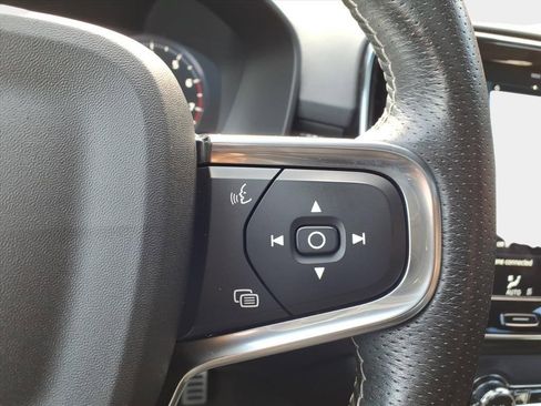 Used 2021 Volvo XC40 T5 R-Design w/ Climate Package image 23