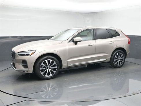 Used 2023 Volvo XC60 B5 Plus image 4