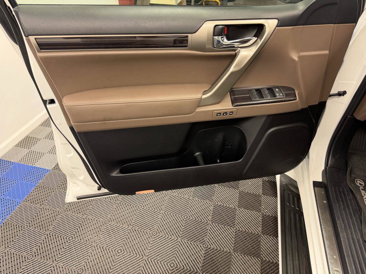 Used 2020 Lexus GX 460 Premium w/ Premium Package AWD/4WD image 5