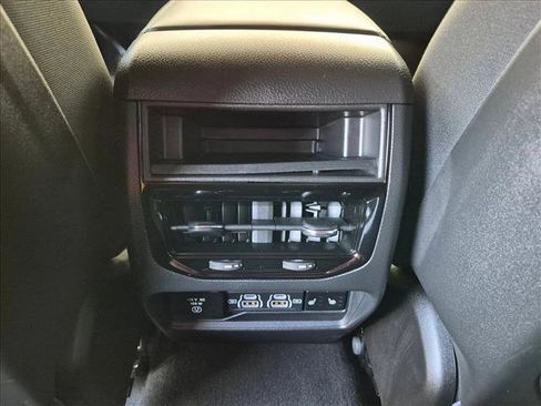 Used 2025 Jeep Grand Cherokee Limited w/ Black Appearance Package AWD/4WD image 17
