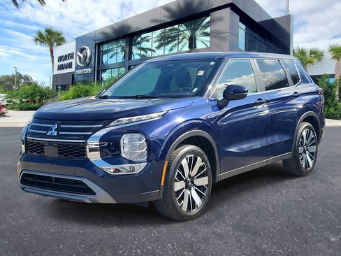 Used 2025 Mitsubishi Outlander AWD image 3