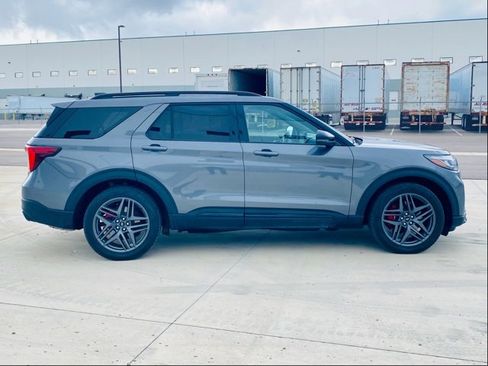Used 2025 Ford Explorer ST image 4
