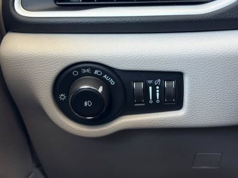 Used 2024 Chrysler Pacifica Touring-L FWD image 33