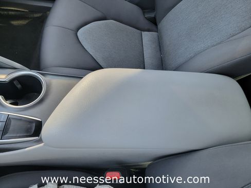 Used 2022 Toyota Camry LE image 28