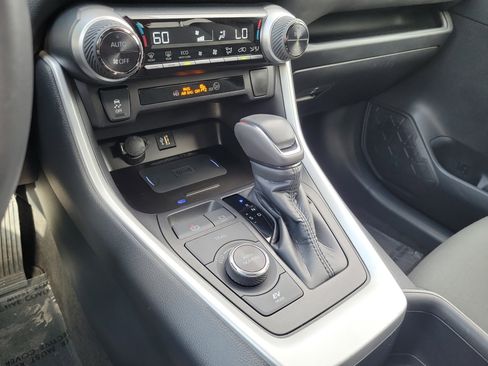 Used 2024 Toyota RAV4 SE image 22