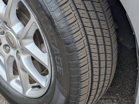 Used 2023 Chrysler Voyager LX FWD image 9