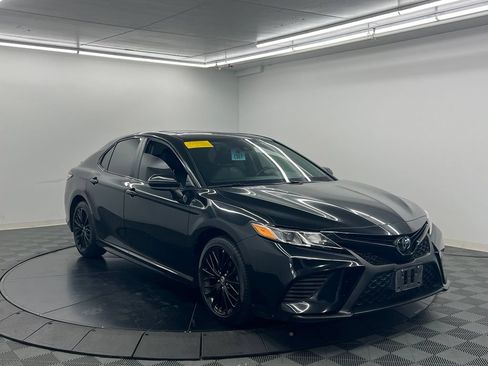 Used 2020 Toyota Camry SE w/ Carpet Mat Package FWD image 3