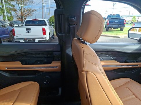 Certified 2024 Ford Expedition Platinum image 13